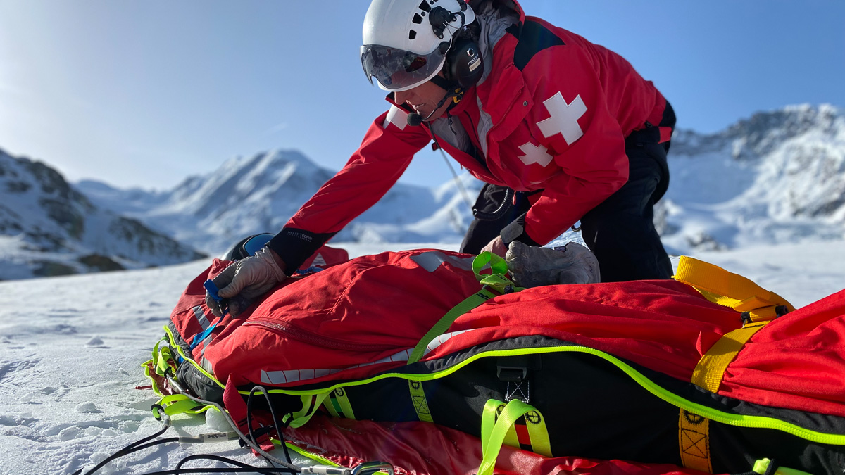 PAX Rettungssack RTS Air wird zum Abtransport vorbereitet ©Christian Pfammatter