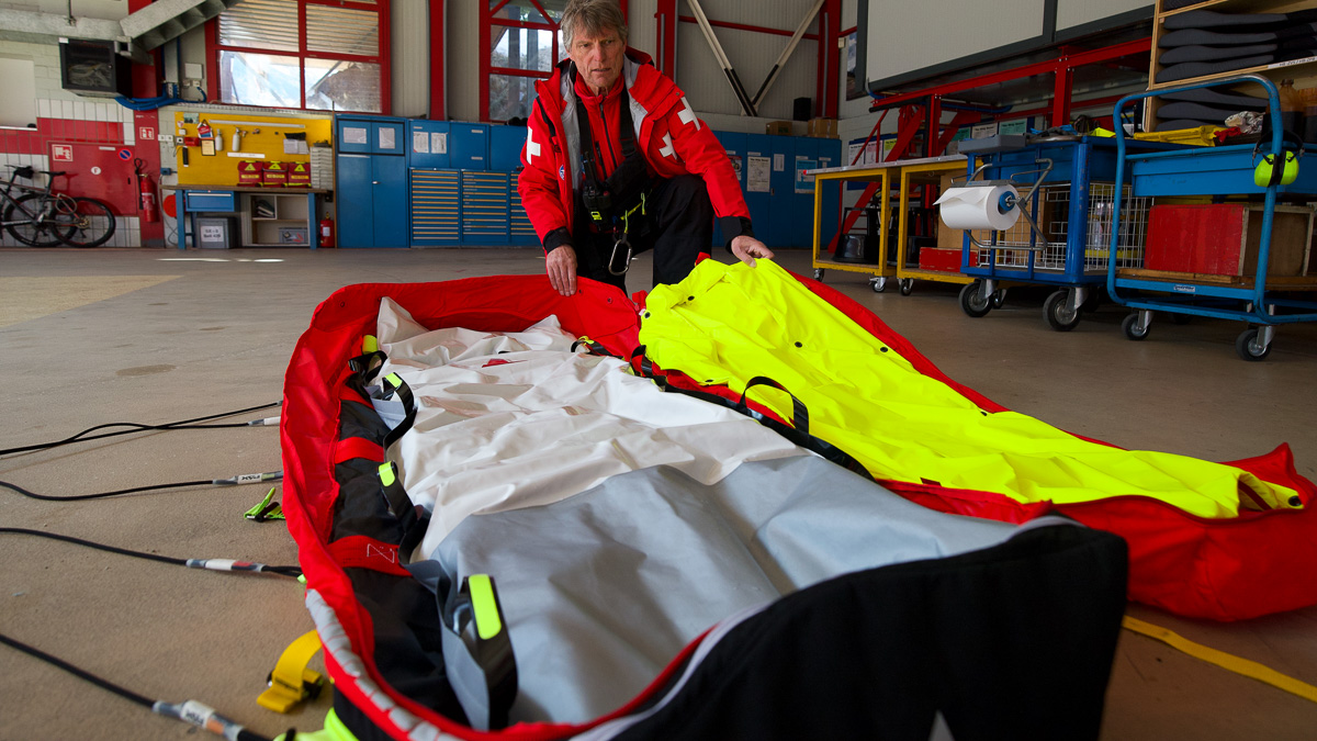 PAX Rettungssack RTS Air in der Station ©Christian Pfammatter
