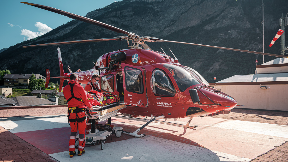 Nach Landung an Air Zermatt Base - Entladung Patient